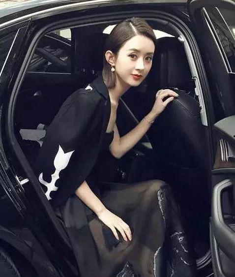 明星网红下车崴脚,意外瞬间引网友热议
