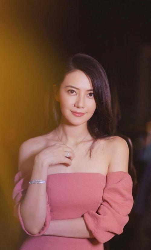 性感明星网红裸身照,网络舆论的风暴与反思