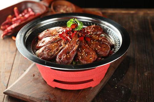 明星网红吃衢州鸭头,味蕾之旅开启美食新风尚