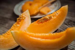 蜜瓜里面有黑籽可以吃吗,可食用之谜揭秘