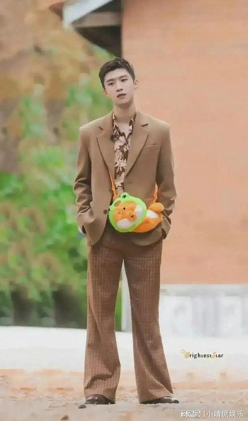 小伊伊吃瓜爆料图片高清,高清瓜图揭秘娱乐圈幕后真相